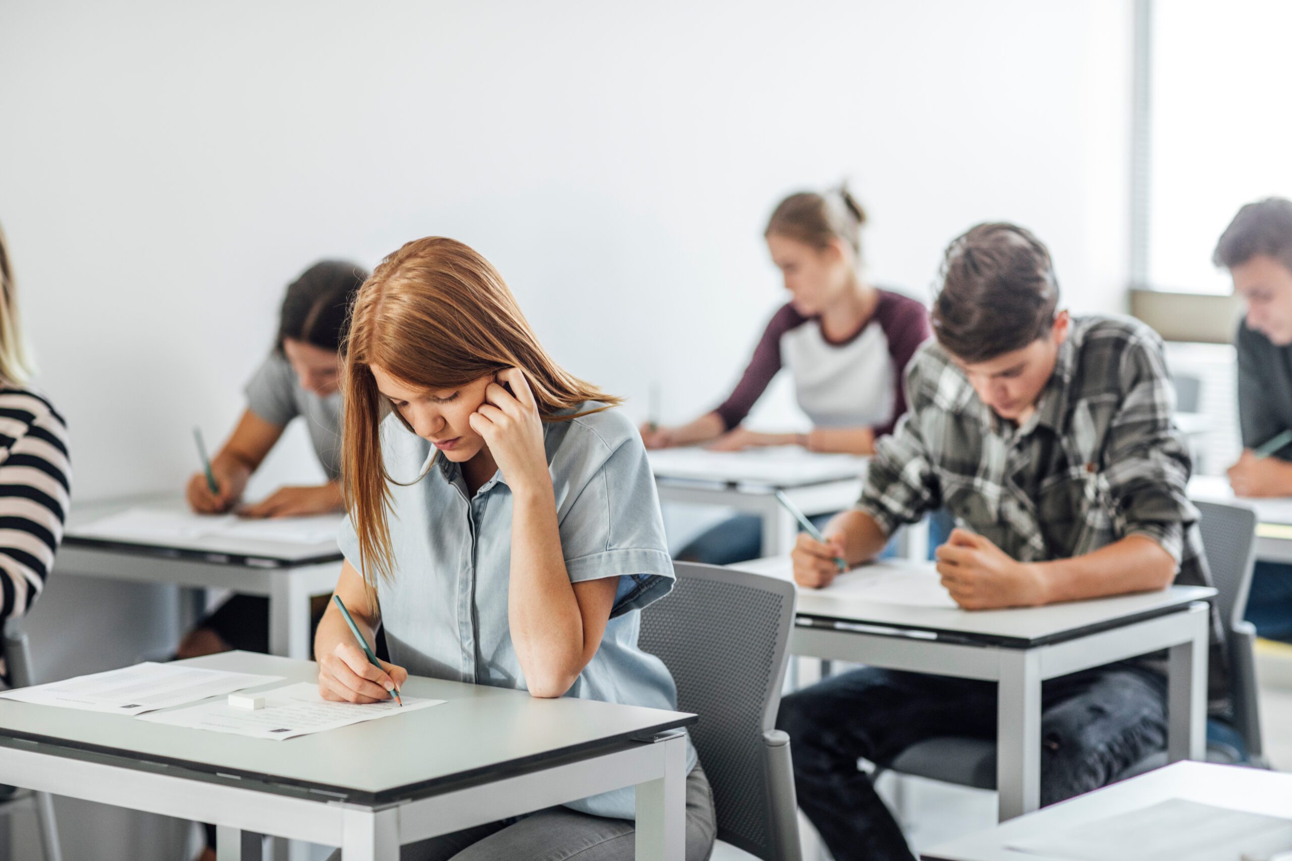High School Students Taking Exam Bildungsmobilität