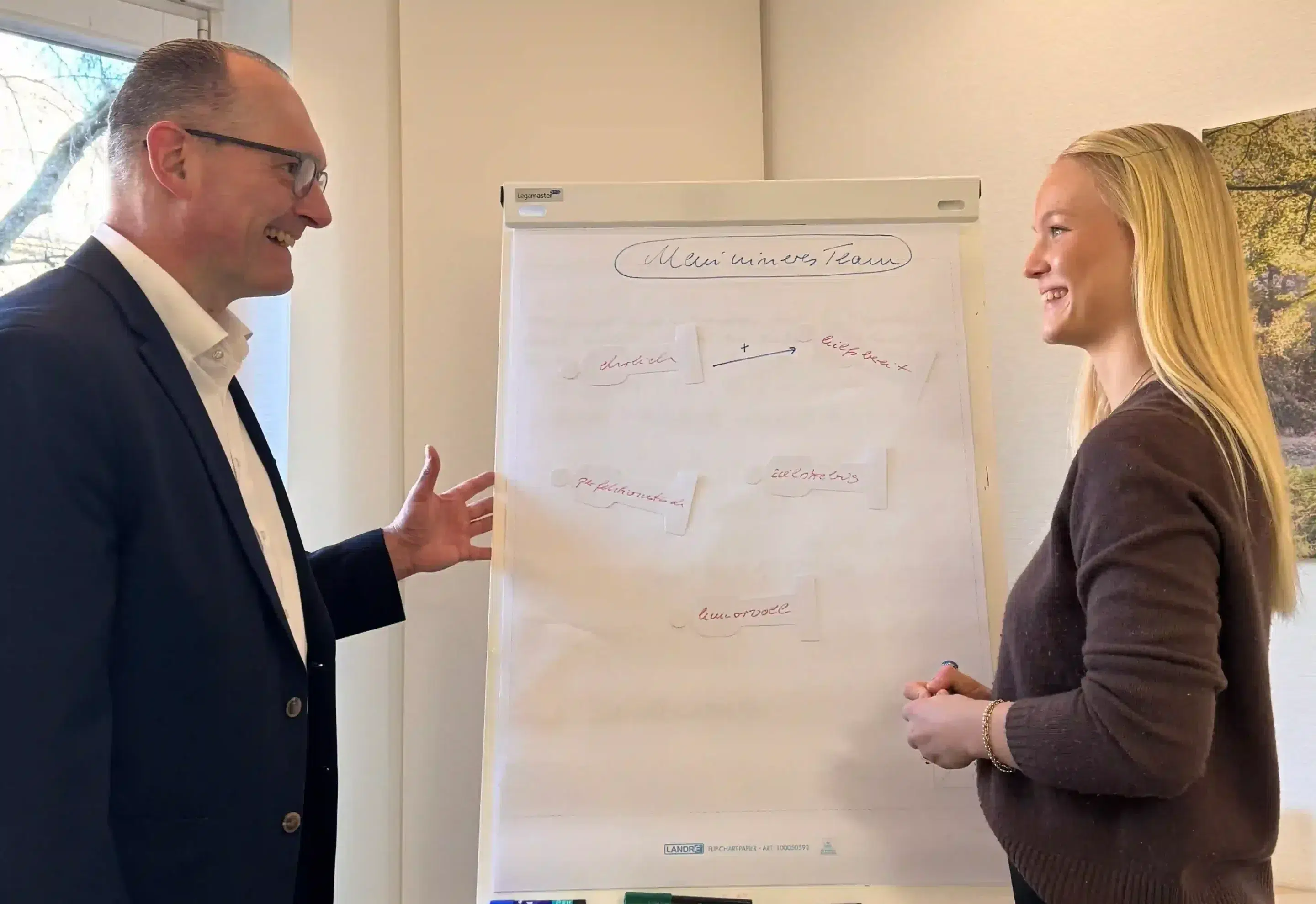 Studienberatung beim Profiling Institut Düsseldorf – Schülerin im Gespräch mit Studienberater