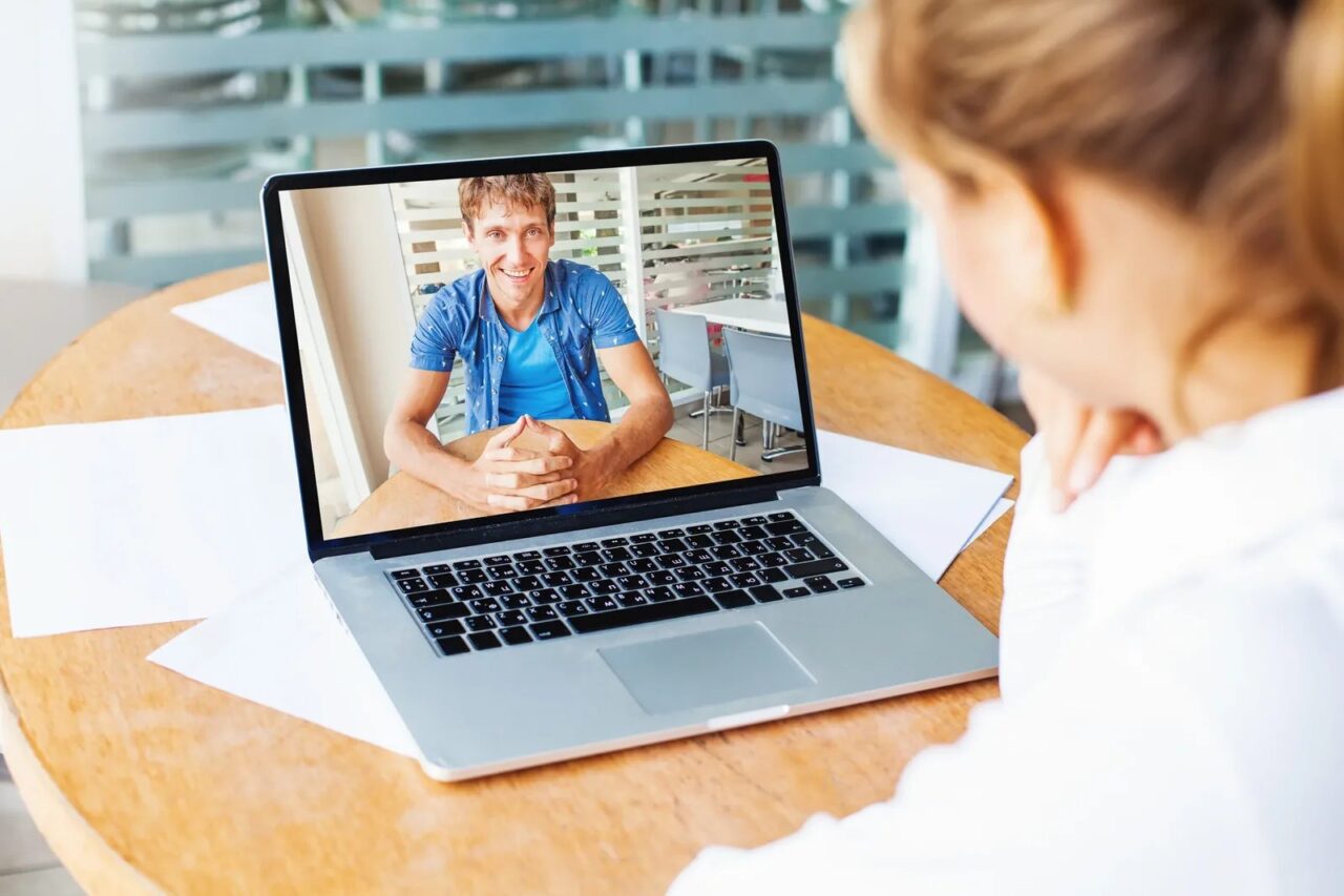 Online Studienberatung per Video – Klientin im Gespräch mit Berater am Laptop
