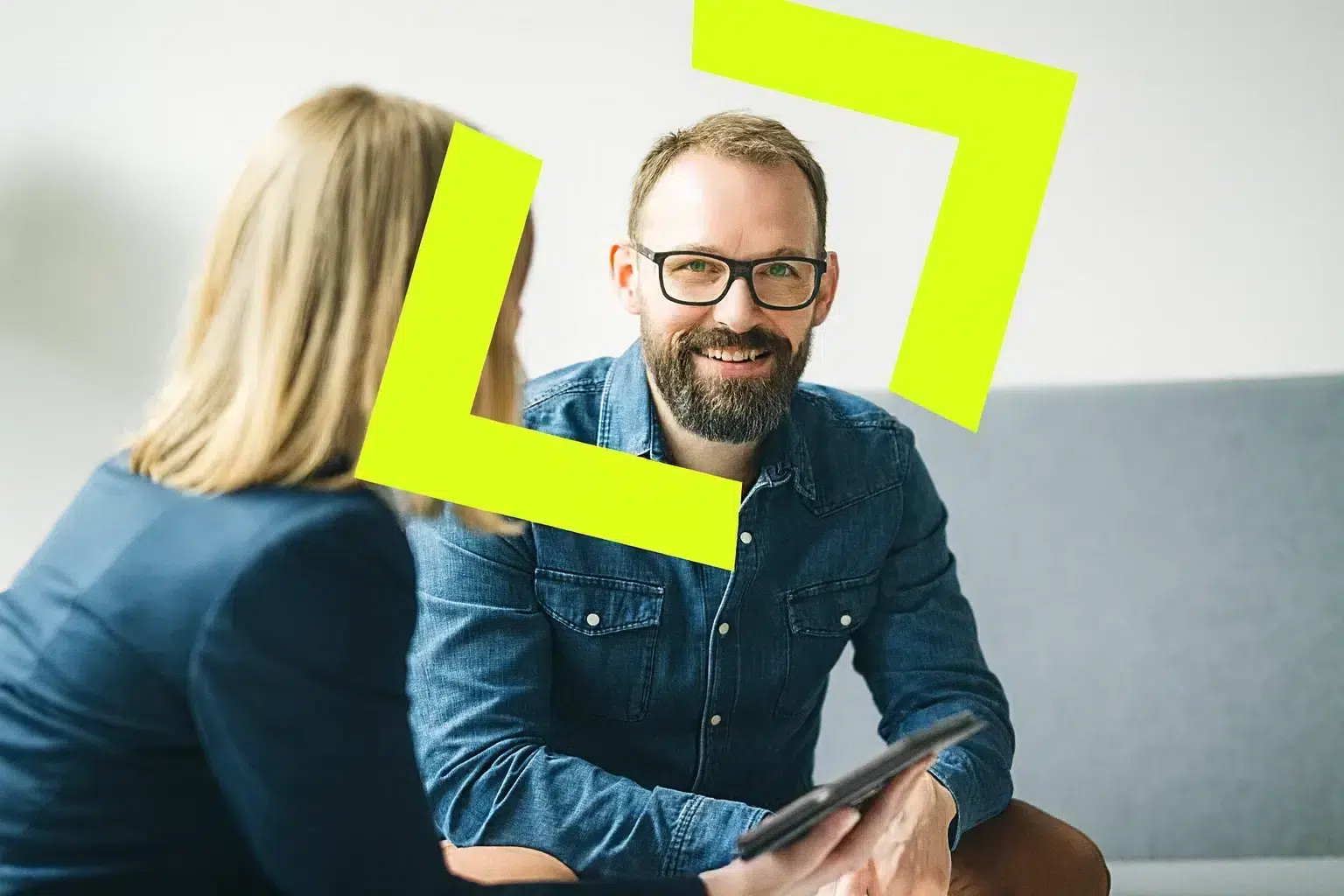 Beratungsgespräch auf Augenhöhe im Profiling Institut – Berufliche Neuorientierung für junge Fachkräfte